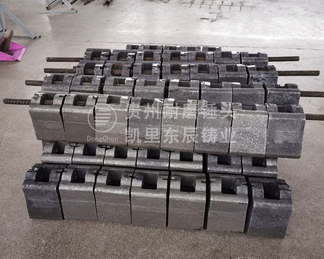 合金錘頭用哪種材質(zhì) 碎煤機(jī)錘頭凱里東辰可逆破碎機(jī)錘頭.jpg